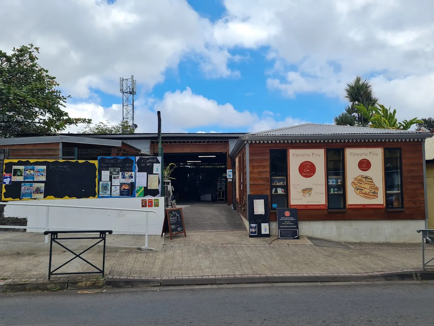 Vavang'Art : Centre d'art, d'artisanat & restaurant